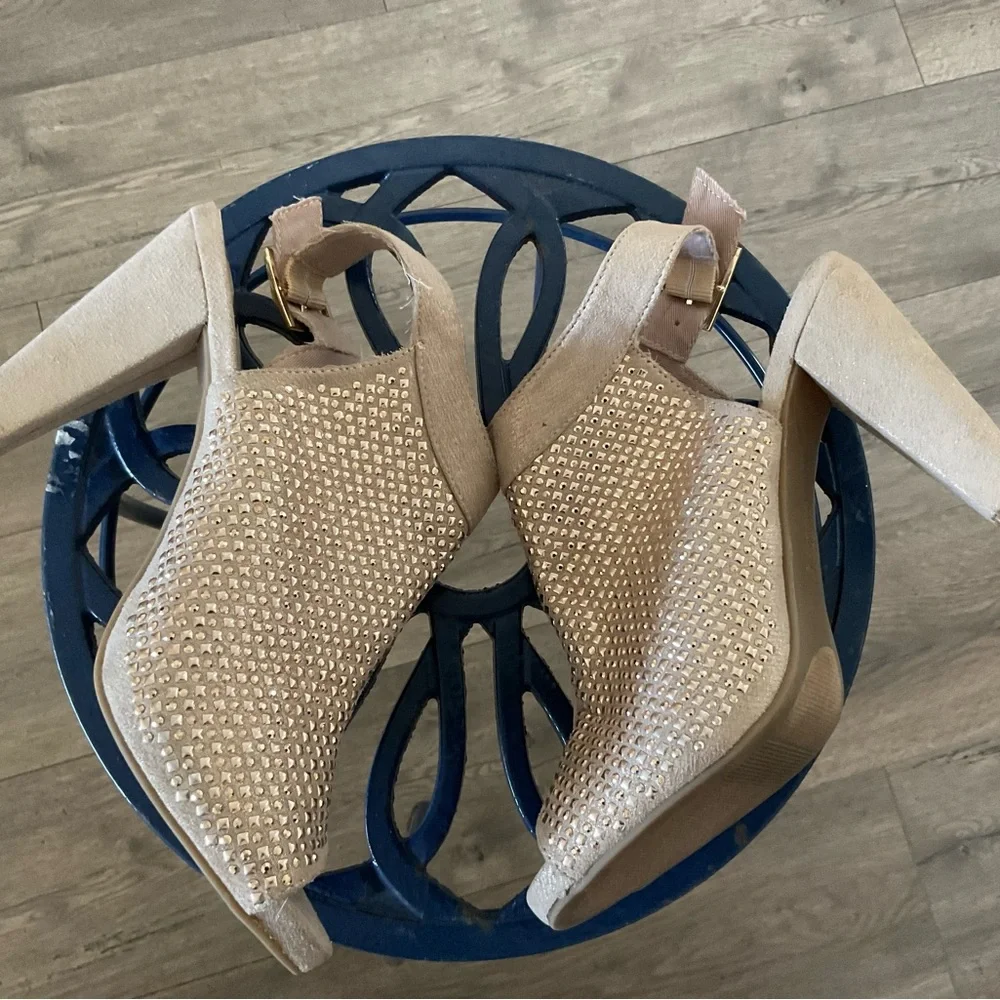 Jennifer Lopez Beige Studded Heels - Picture 9 of 12